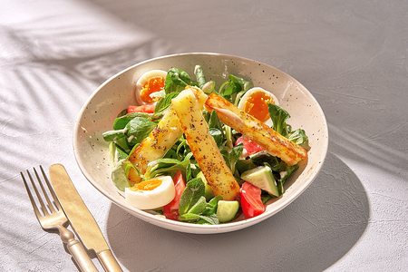 Салат с жареным сыром Халлуми