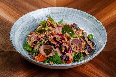 Салат с копченой уткой и томатами