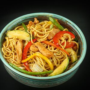 Яичная лапша с курицей и цукини в соусе терияки