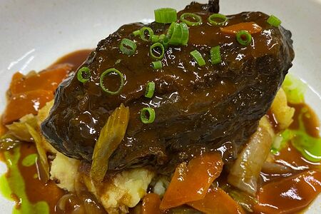 Щеки телячьи с прижаренным картофелем