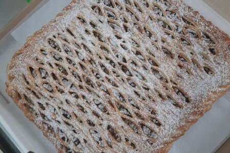 Пирог с яблоком и грецким орехом