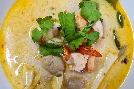 Том ям с морепродуктами