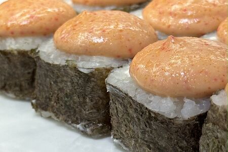 Запеченный ролл с крабом и соусом спайси 
