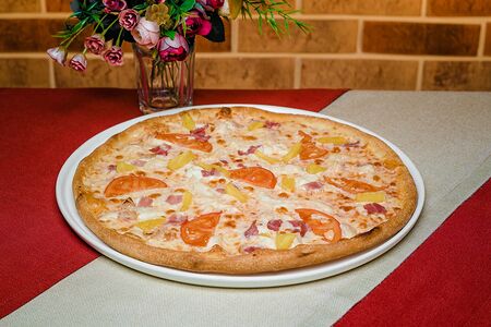 Пицца с ананасом