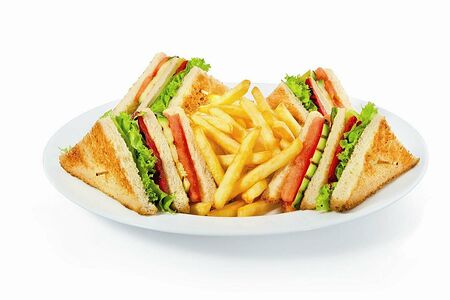 Клаб-сэндвич с курицей и картофелем фри