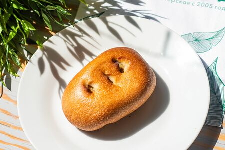 Пирожок печеный с картофелем и опятами