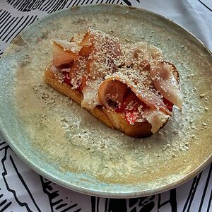 Брускетта с пармой и клубникой