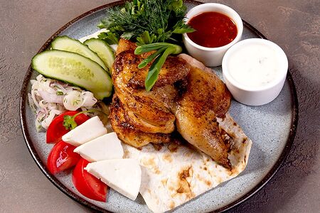 Цыпленок-корнишон с овощами и домашним сыром