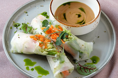 Raw Спринг-роллы с овощами и арахисовым соусом 