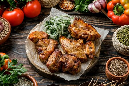 Шашлык из свинины Сочные куски от шефа с луком, зеленью, лавашом и соусом