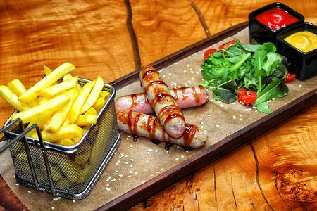 Колбаски охотничьи на углях с картофелем фри
