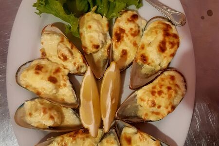 Запечённые мидии с чесноком