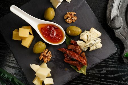 Сырная тарелка с абрикосово-луковым чатни