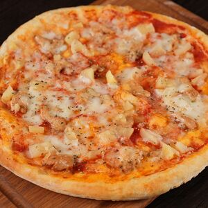 Пицца с курицей и ананасом
