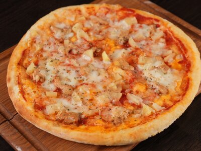 Пицца с курицей и ананасом