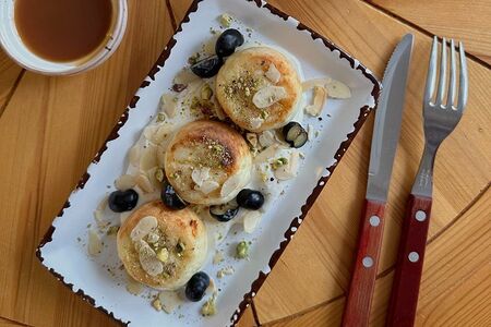 Сырники с солёной карамелью и сливочным муссом