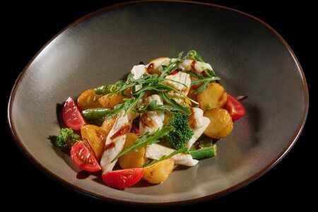 Теплый салат с кальмаром