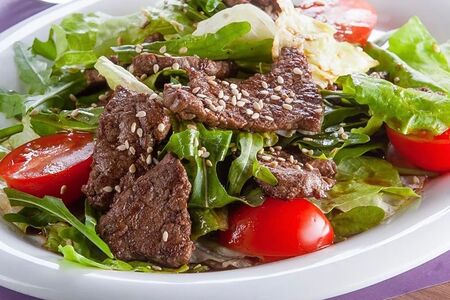 Теплый салат с телятиной