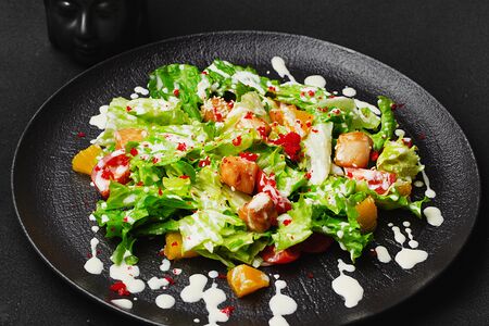 Салат с гребешком и маракуйей