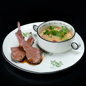 Каре барашка со сливочной фасолью, сладким перцем, томатами и кинзой