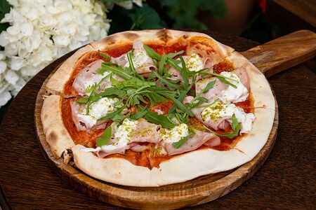 Пицца с мортаделлой и сыром страчателла