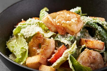 Цезарь с тигровыми креветками