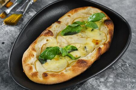 Пицетта с грушей, соусом бешамель и голубым сыром