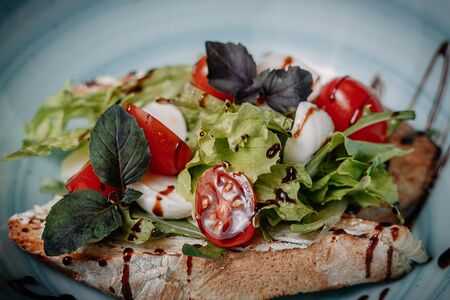 Брускетта с помидорами черри и моцареллой