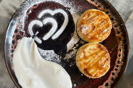 Сырники со сметаной и карамельным соусом