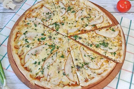 Пицца с грушей и горгонзолой