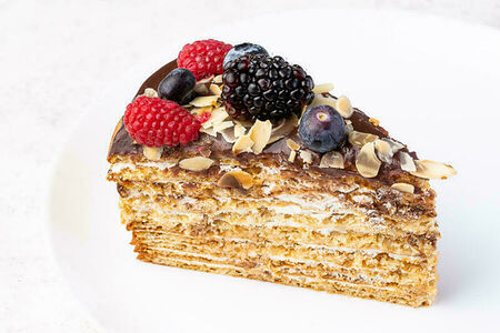 Торт Крепвиль с ягодами
