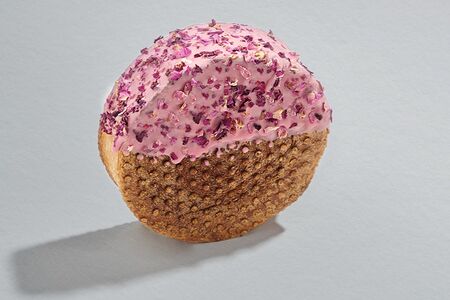 Круглый круассан с черной смородиной из пекарни Футура