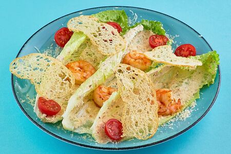 Листья салата Ромейн с соусом цезарь и креветками