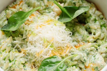 Паста орзо с креветками и шпинатом