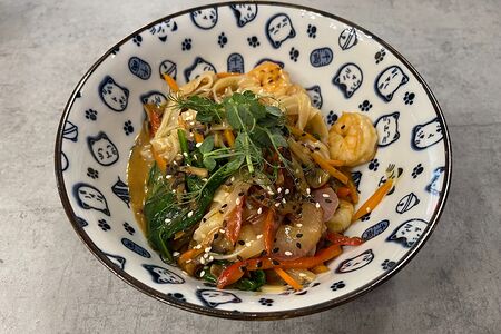 Карри с лапшой и креветками