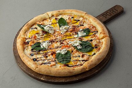 Пицца с креветками, спелым манго и сливочной страчателлой