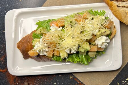 Брускетта со слабосоленой семгой и авокадо