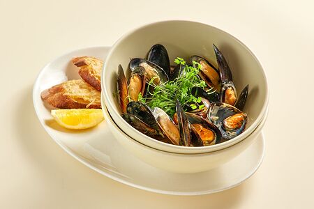 Соте из мидий с соусом