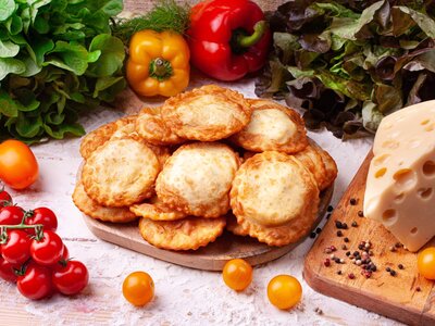 Пончики с соленым творогом, сыром и помидором