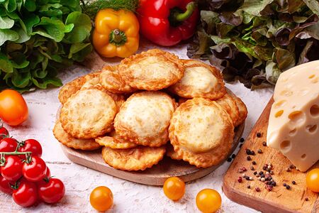 Пончики с соленым творогом, сыром и помидором