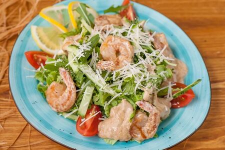 Салат тёплый с тигровыми креветками в сливочном соусе