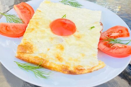 Омлет с ветчиной и помидорами