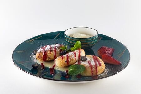 Сырники со свежими ягодами