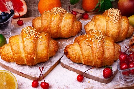 Круассан с вишней