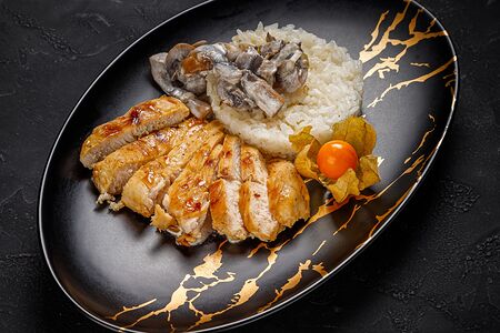 Филе цыпленка с рисом и грибным соусом