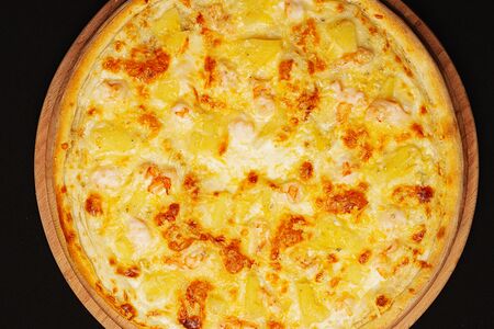 Пицца с креветками