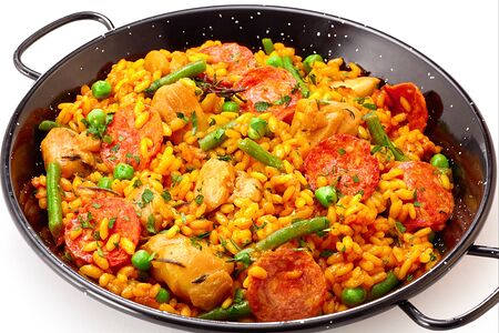 Паэлья с курицей и колбасками чоризо