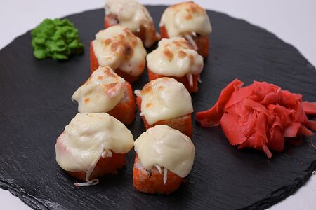 Запеченный сырный с крабом