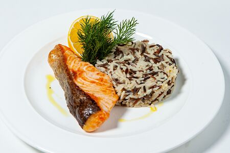 Лосось с диким рисом