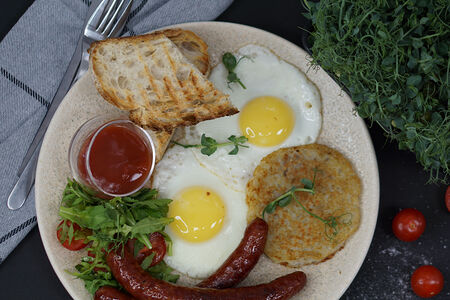 Немецкий завтрак с колбаской и драником